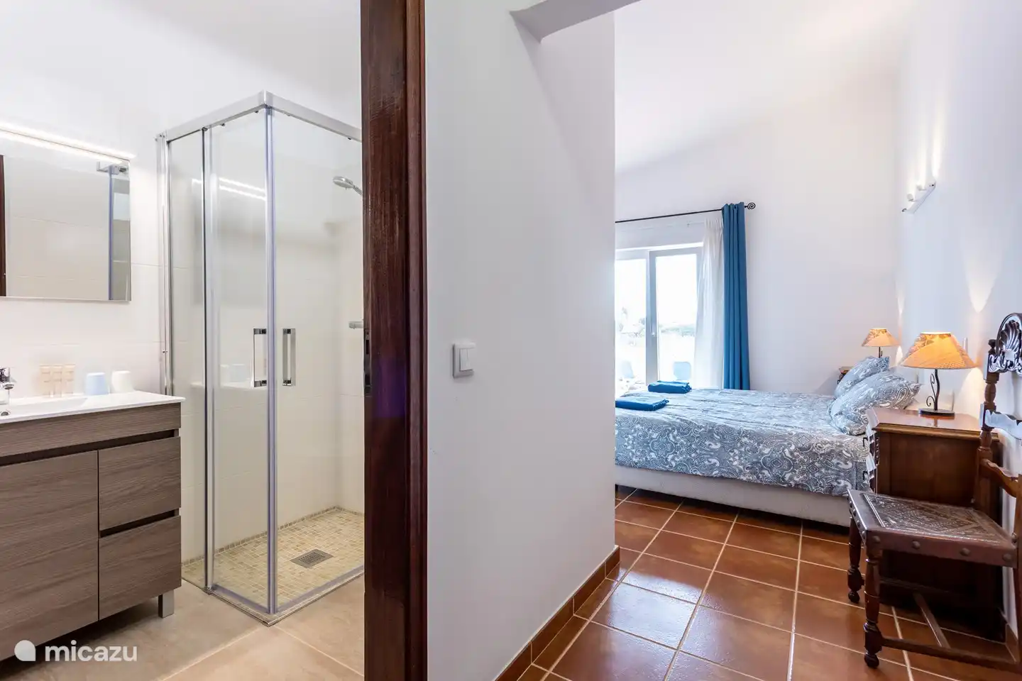 Dormitorio con baño en suite