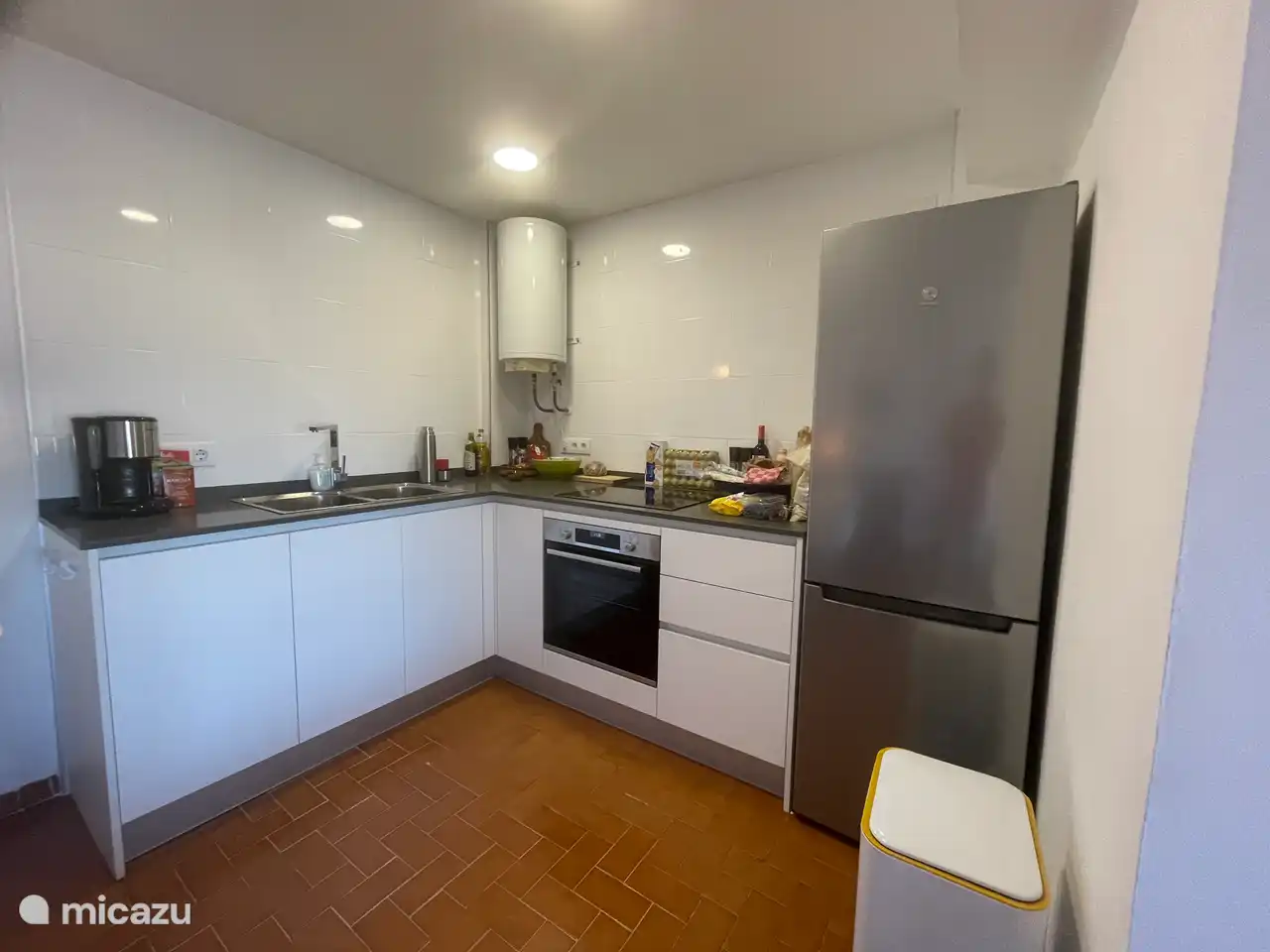 Moderne und voll ausgestattete offene Küche.