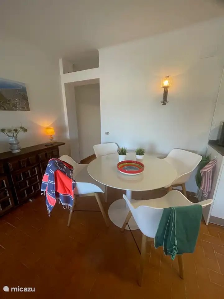 Iss, zeichne, sortiere etwas. Genug Platz.