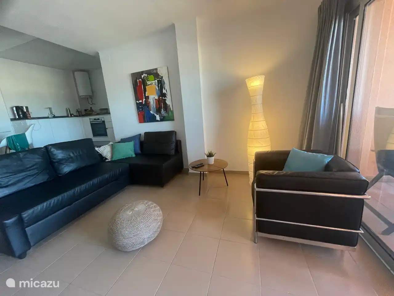 Schönes Wohnzimmer mit Fernseher.