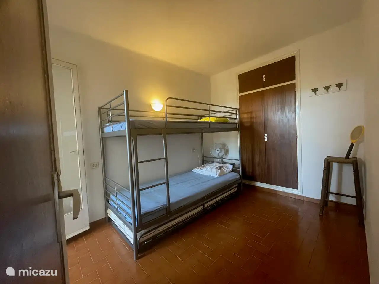 Beide Schlafzimmer haben geräumige Einbauschränke und Ventilatoren für alle. Beide Schlafzimmer sind nach hinten raus, also kein Lärm vom Boulevard, wenn man schlafen möchte ;-)