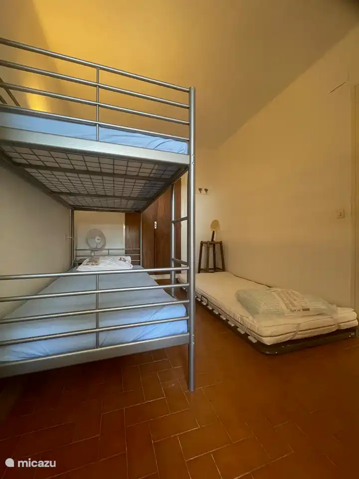 Im Kinderzimmer steht neben dem Etagenbett auch ein zusätzliches, aber vollwertiges Ausziehbett zur Verfügung.