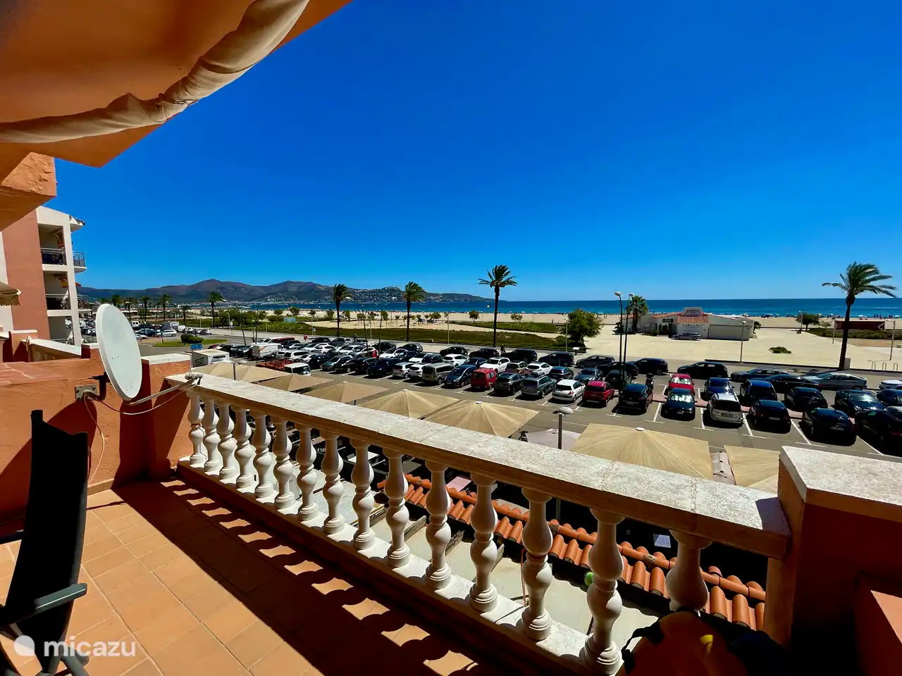 Frontaler 180 Grad freier und voller Meerblick über die Bucht von Rosas mit den Pyrenäen im Hintergrund!
