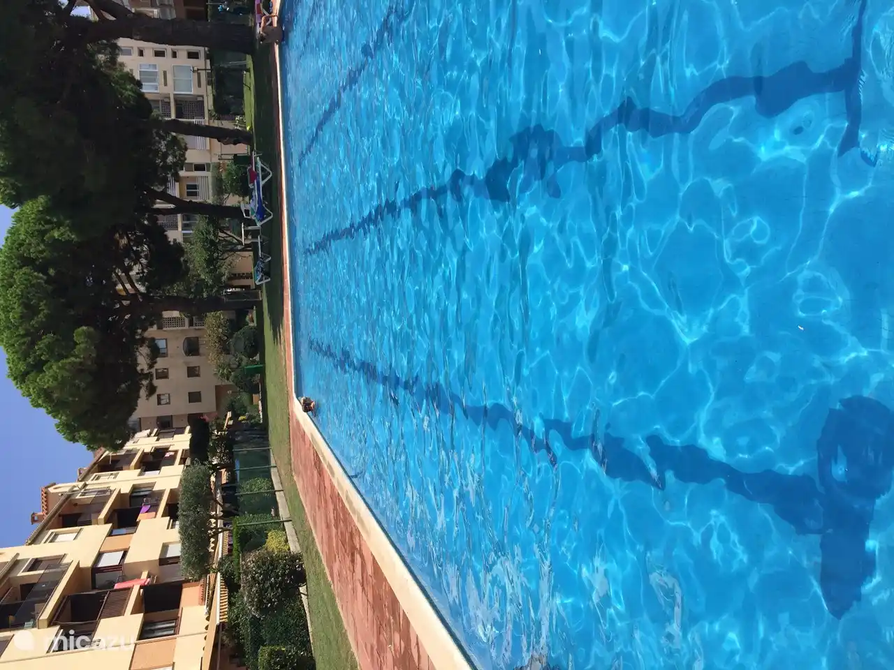 Das Schwimmbad ist nur mit speziellen Eintrittskarten zugänglich und daher herrlich ruhig. Außerdem gibt es eine permanente Supervision.