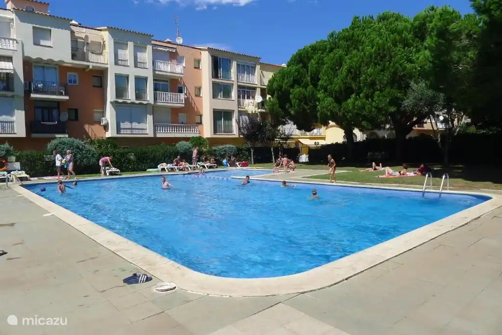 Das Schwimmbad ist nur mit speziellen Tickets zugänglich und daher herrlich ruhig.