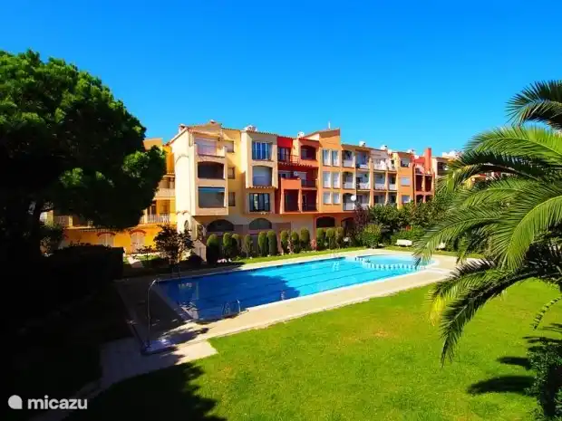 Das Schwimmbad ist nur mit speziellen Tickets zugänglich und daher herrlich ruhig.