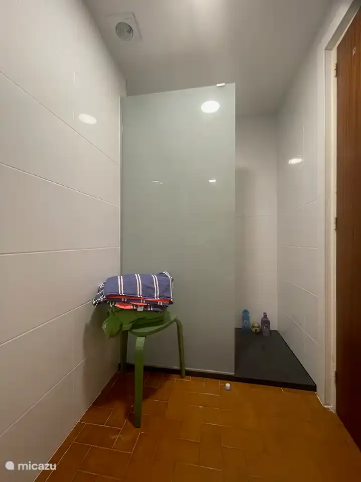 Schickes Badezimmer.