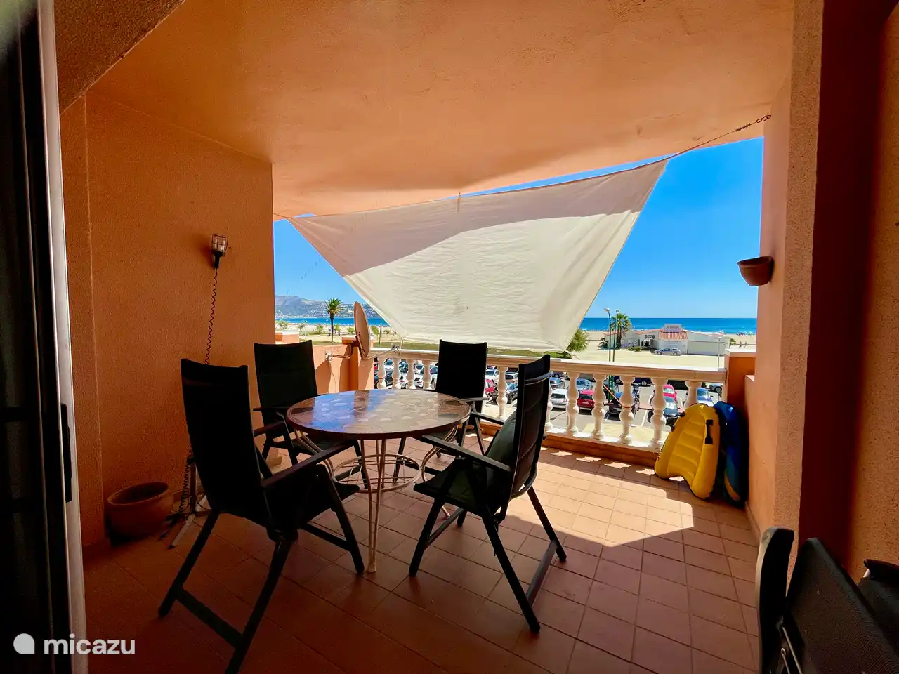 Mit heruntergelassenem Sonnenschirm haben Sie eine wunderbar geräumige und kühle Terrasse!