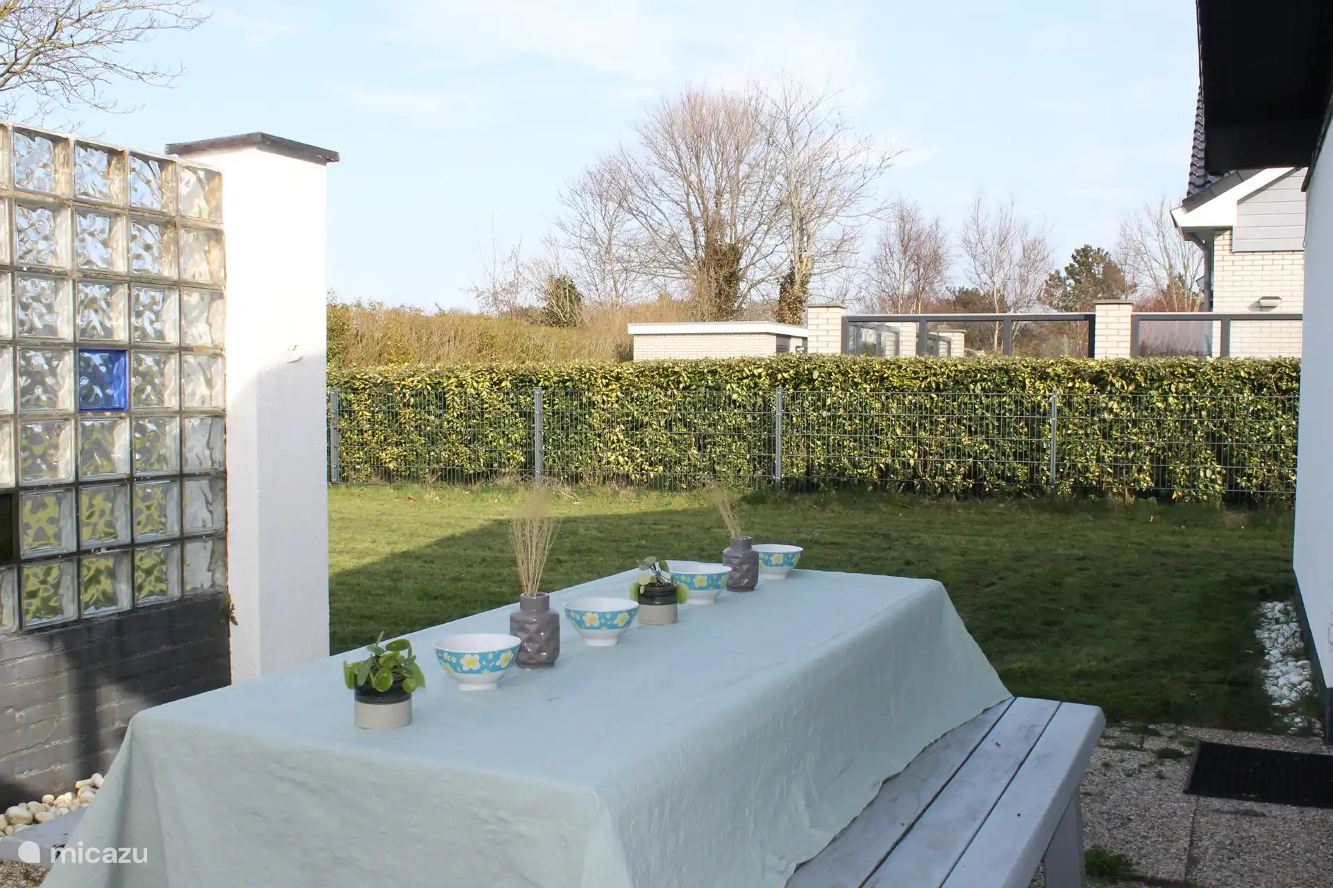 Mettre la table dans le jardin