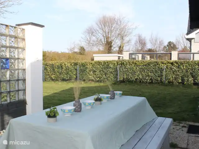 Location de Vacances Pays-Bas, Hollande du Nord, Julianadorp aan Zee, bungalow - Bungalow Malou Mettre la table dans le jardin
