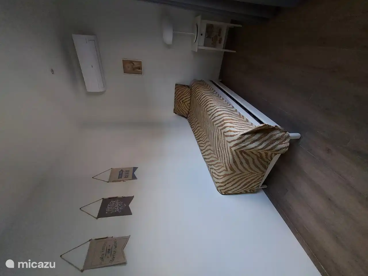 Die beiden Betten können zu einem höheren Einzelbett gestapelt werden.