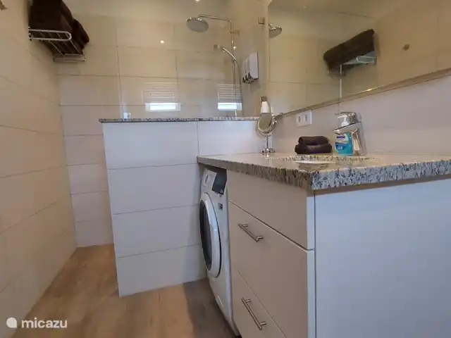 BlijeRust Penthouse Curadise | Curaçao, Curaçao-Centre, Blue Bay - appartement La salle de bains est pourvue d’un lave-linge avec sèche-linge.