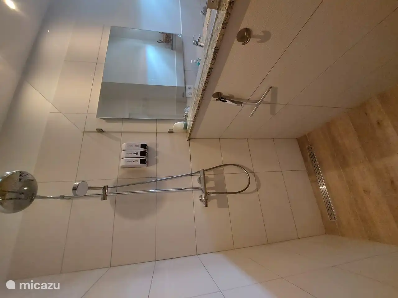 Die geräumige ebenerdige Dusche mit Regendusche. 