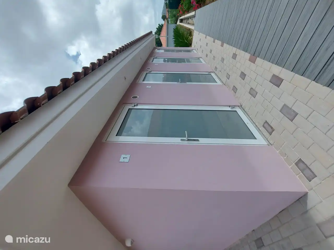 Die Abstellräume der rosa Wohnungen.