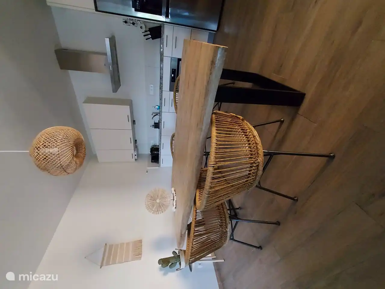 Die Küche ist komplett ausgestattet.