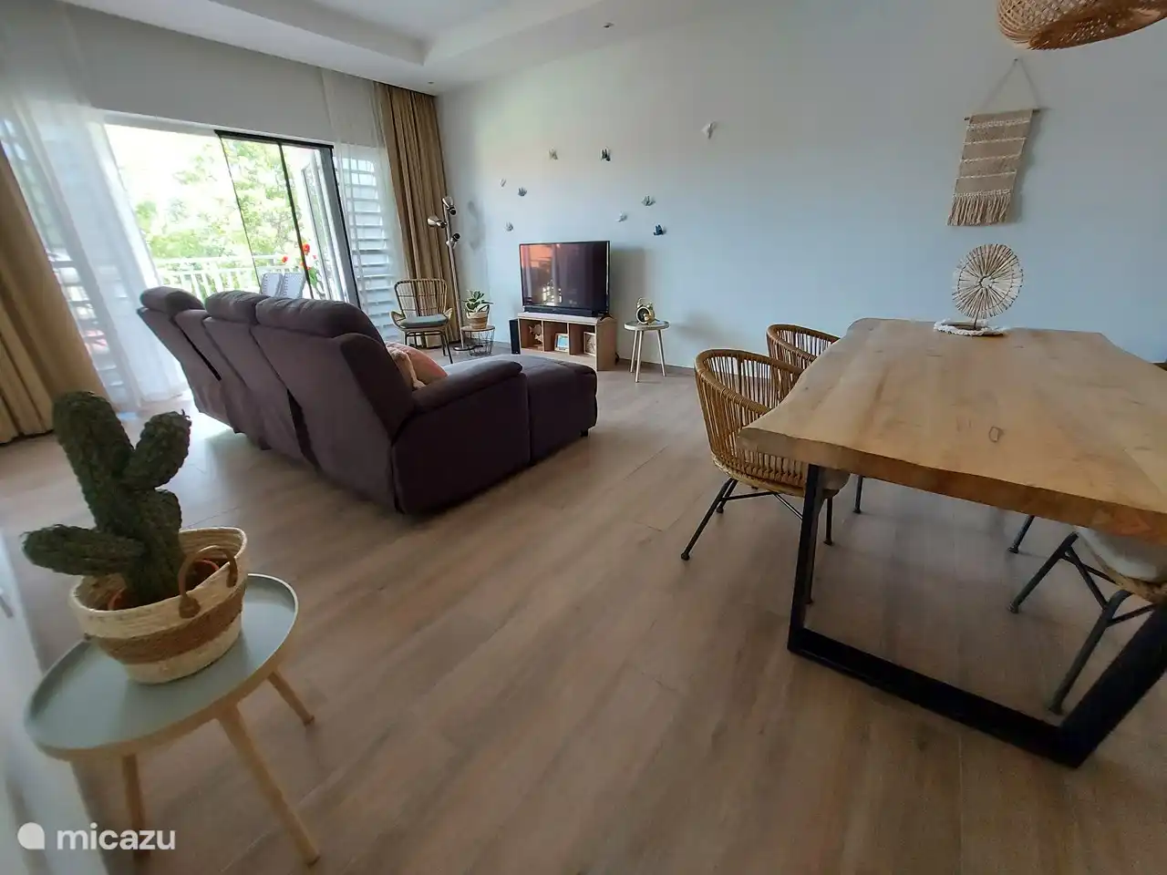 Sehen Sie sich Ihre Lieblingsserie von der Couch aus an.