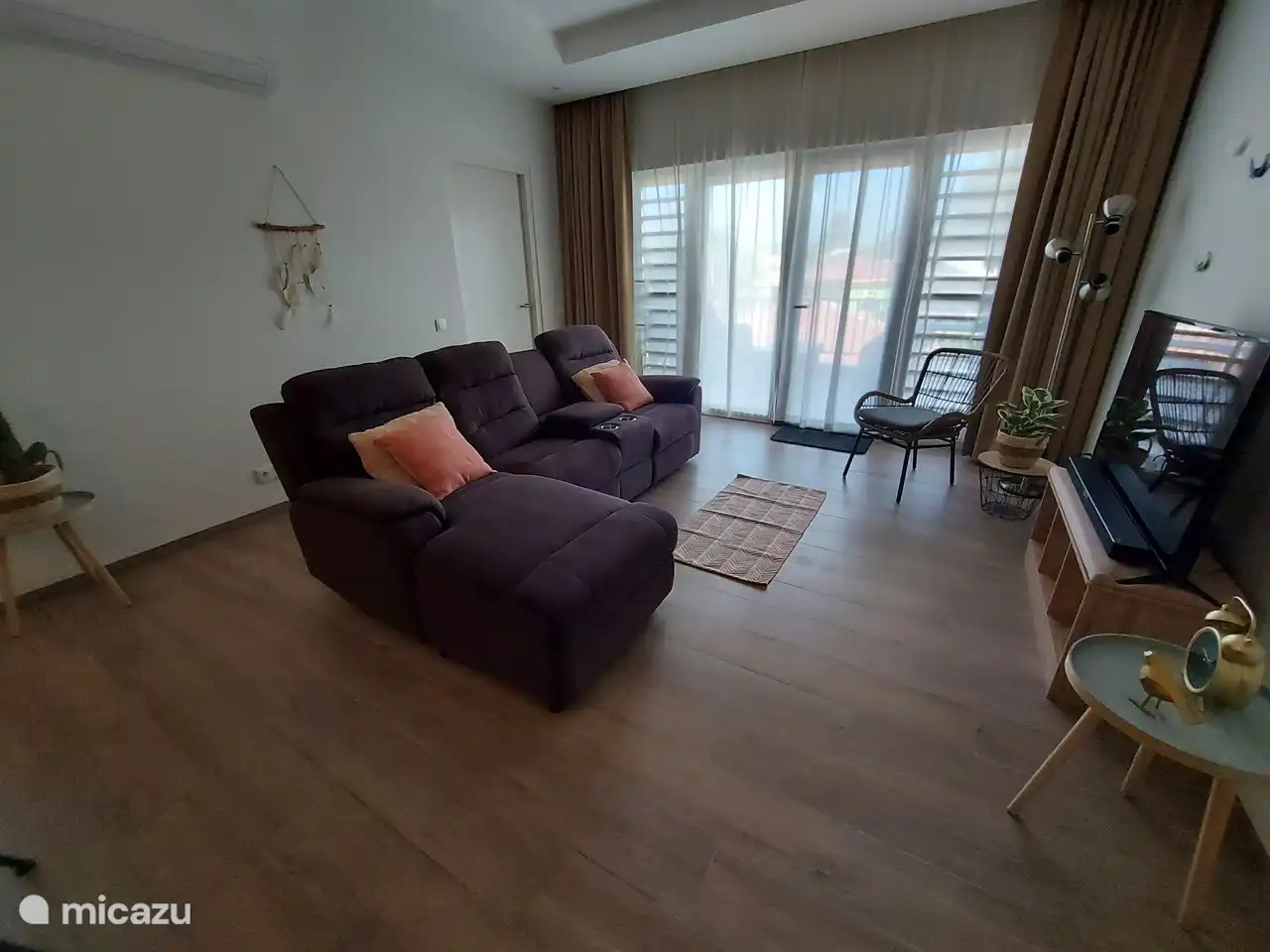 Das Wohnzimmer ist ebenfalls mit einer Klimaanlage ausgestattet.