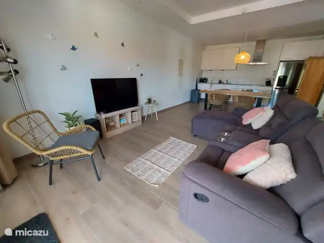 BlijeRust Penthouse Curadise | Curaçao, Curaçao-Centre, Blue Bay - appartement Le salon et la cuisine.