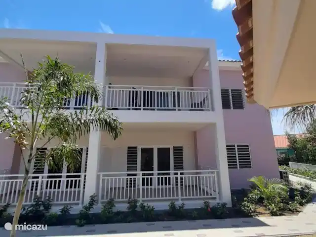 BlijeRust Penthouse Curadise | Curaçao, Curaçao-Centre, Blue Bay - appartement L’appartement est situé dans le bâtiment rose.