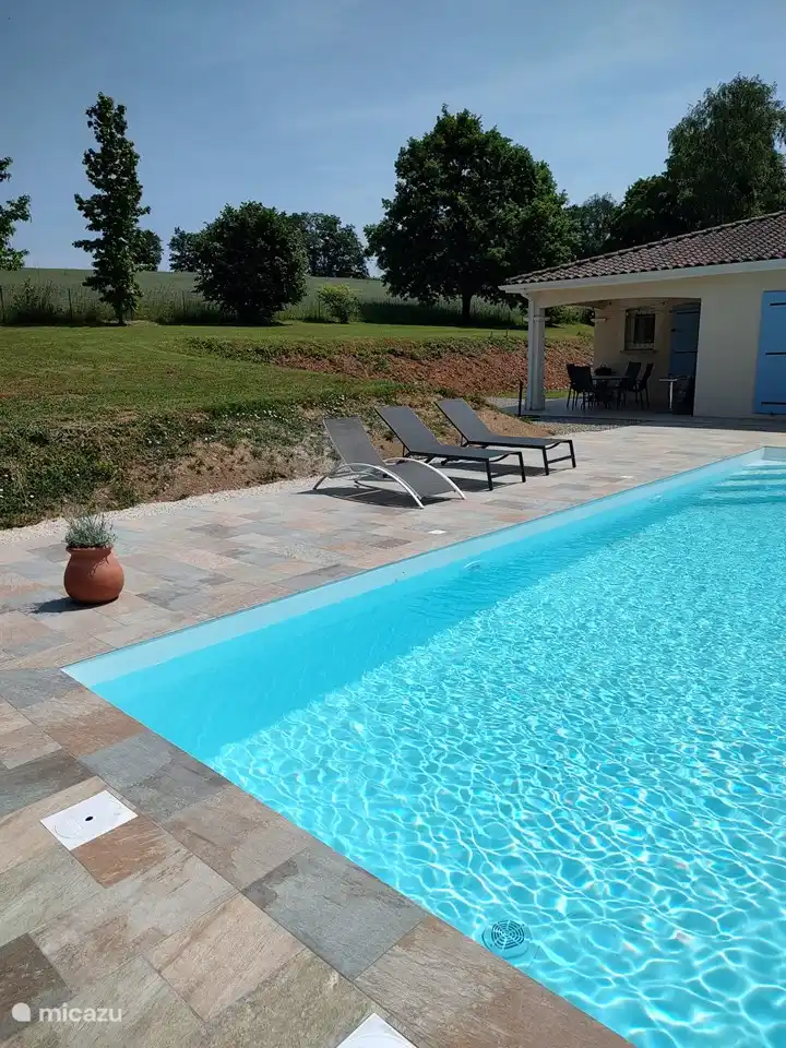 Im Hintergrund überdachte Terrasse am Haus.