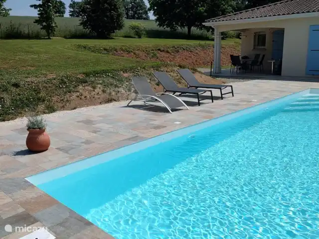Les Boules | France, Dordogne, Bussière-Badil - bungalow Au fond terrasse couverte à la maison.