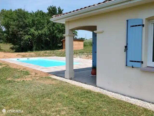 Les Boules | France, Dordogne, Bussière-Badil - bungalow De la pelouse dans la cour avant