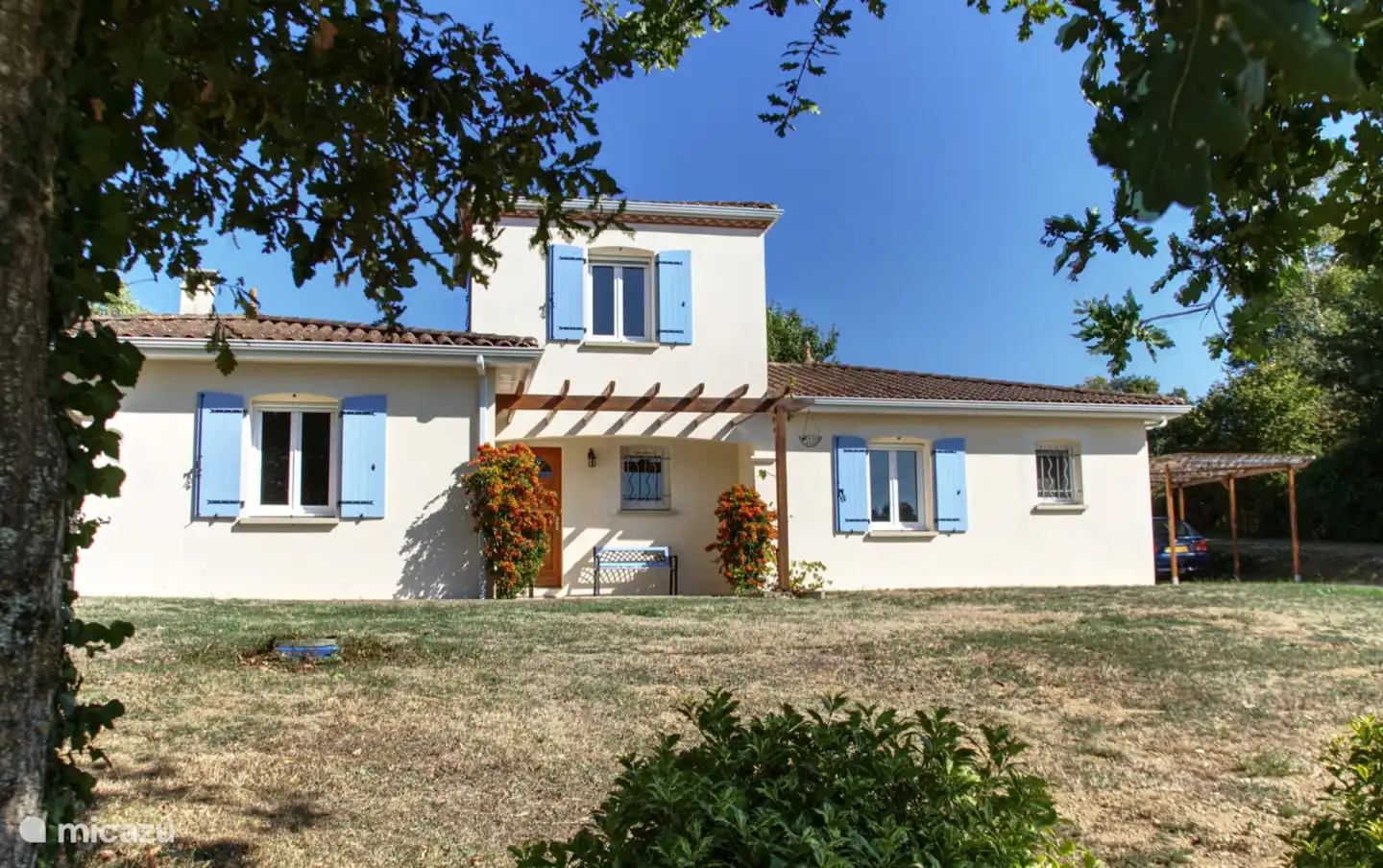 Vor dem Haus mit Carport rechts