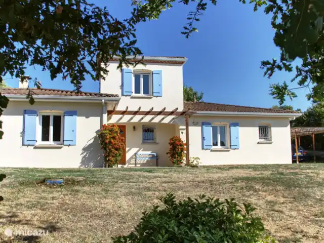 Les Boules | France, Dordogne, Bussière-Badil - bungalow Façade de la maison avec carport à droite
