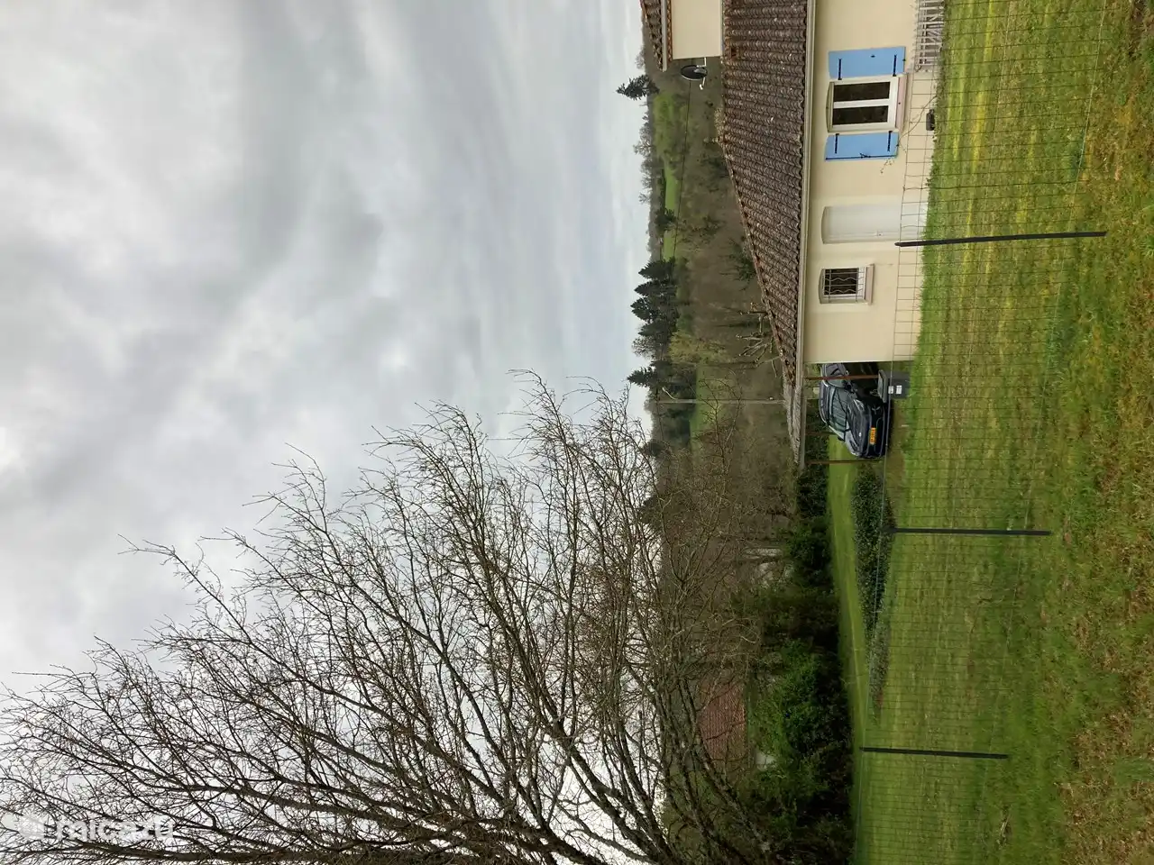 Rückseite des Hauses mit Blick auf den Carport