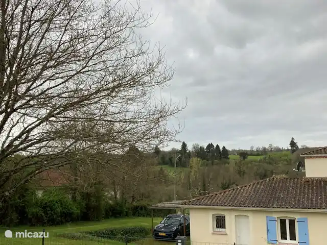 Les Boules | France, Dordogne, Bussière-Badil - bungalow Arrière de la maison avec vue sur le carport