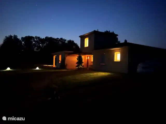 Les Boules | France, Dordogne, Bussière-Badil - bungalow « Maison les Boules » après le coucher du soleil.