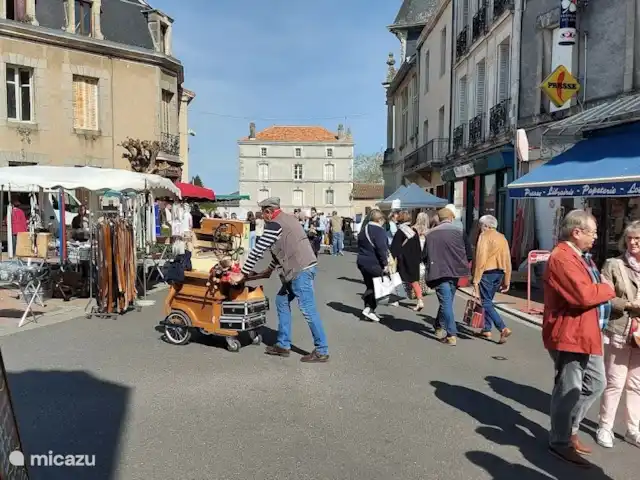 Les Boules | France, Dordogne, Bussière-Badil - bungalow Le marché du mercredi à Piegut