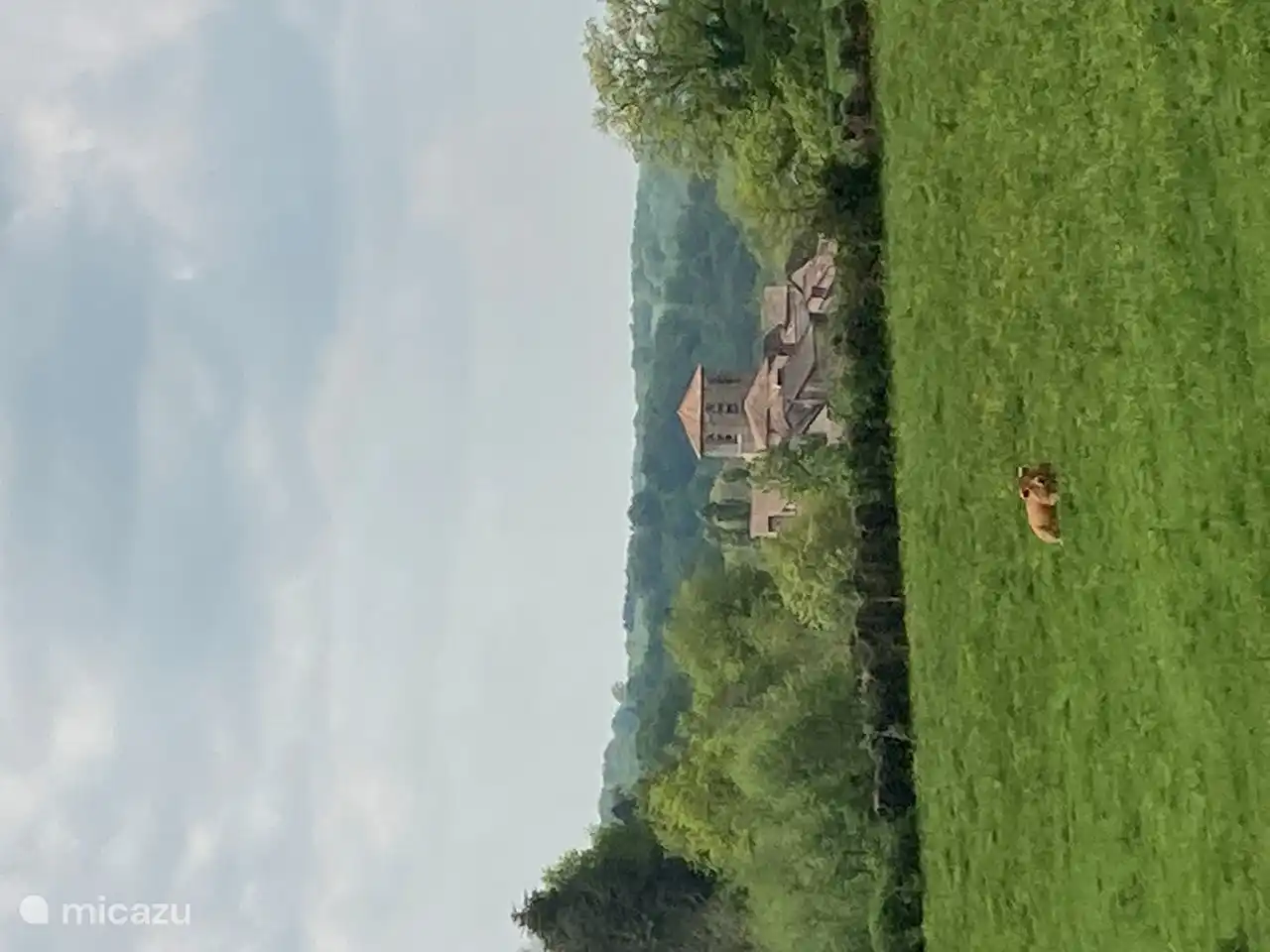 Blick vom GR 4 auf Bussiere Badil mit der Kirche aus dem 12. Jahrhundert.