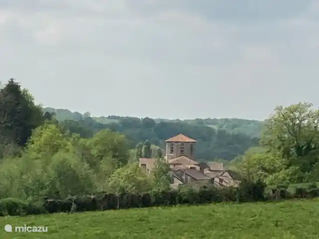 Les Boules | France, Dordogne, Bussière-Badil - bungalow Vue depuis le GR 4 sur Bussière Badil avec l'église du 12ème siècle.