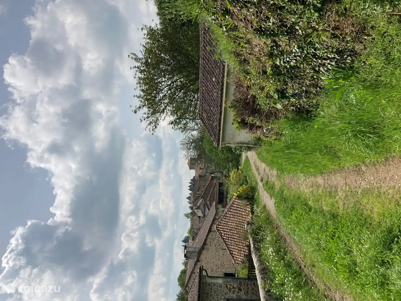 Der GR 4 (Grande Randonnee) führt an unserem Haus vorbei und durch Bussiere Badil. Ein schöner Spaziergang in beide Richtungen!