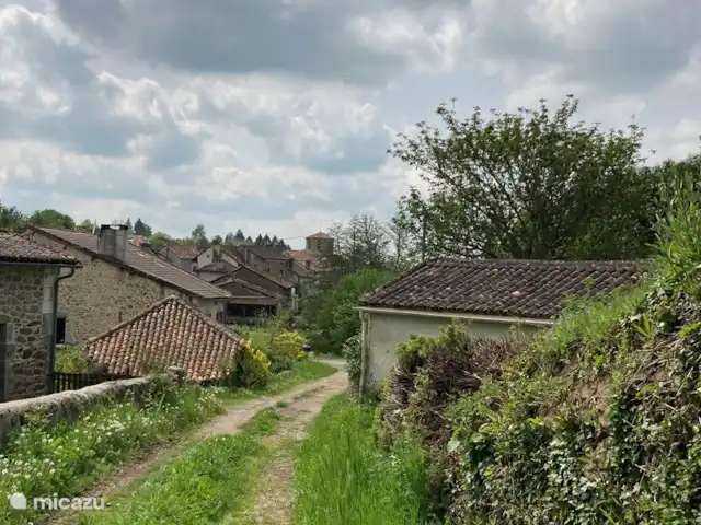 Les Boules | France, Dordogne, Bussière-Badil - bungalow Le GR 4 (Grande Randonnée) passe devant notre maison et traverse Bussière Badil. Une belle promenade dans les deux sens!