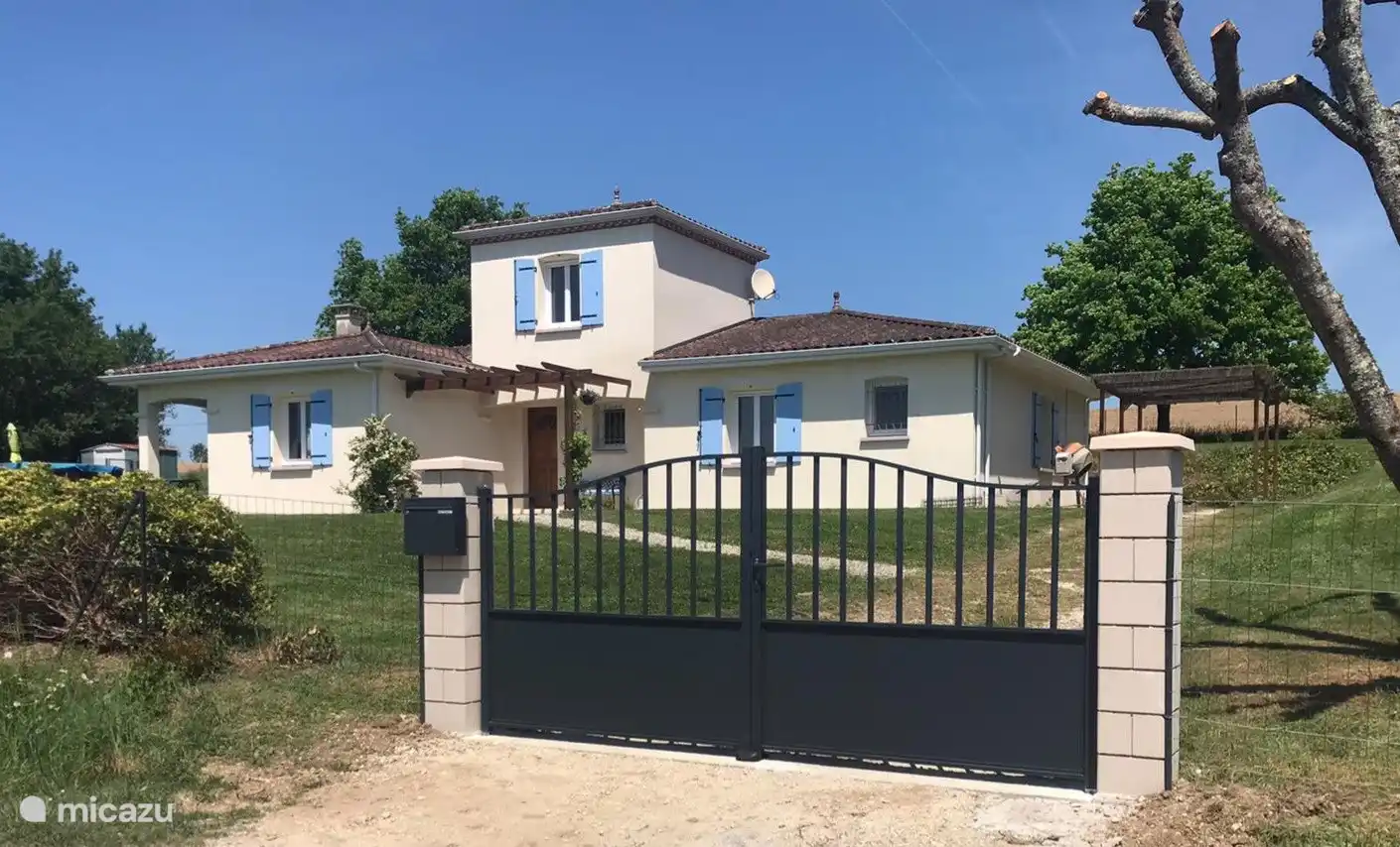    
Zugang zu Haus und Carport