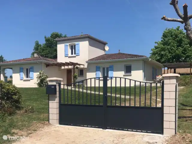 Les Boules | France, Dordogne, Bussière-Badil - bungalow    
Accès à la maison et à l’abri d’auto