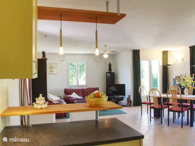 Les Boules | France, Dordogne, Bussière-Badil - bungalow Vue de la cuisine sur le salon