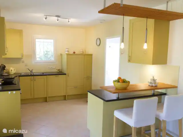 Les Boules | France, Dordogne, Bussière-Badil - bungalow Beau coin salon dans la cuisine