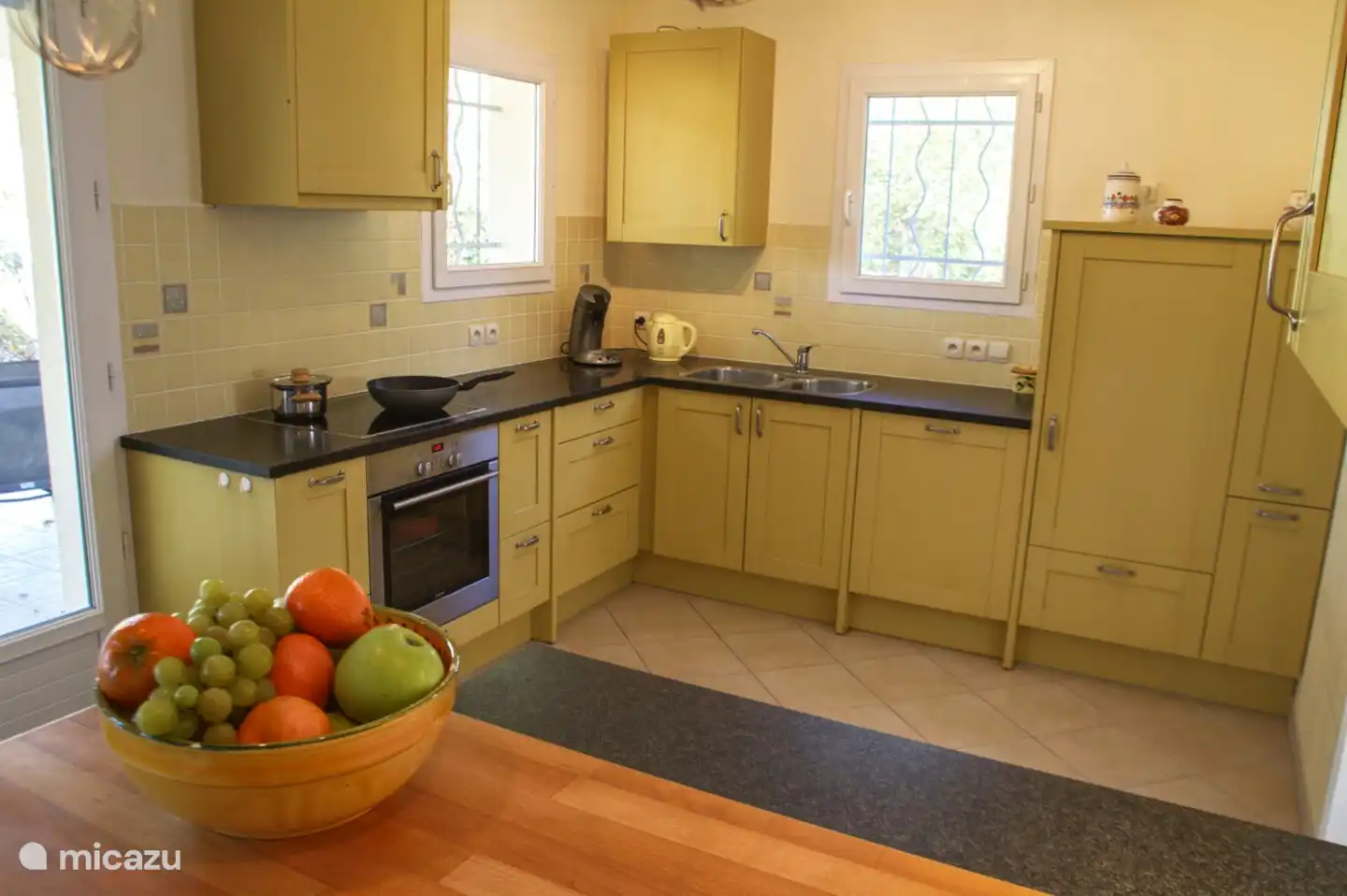 Große moderne praktische Küche mit Induktionskochfeld, Backofen und Geschirrspüler