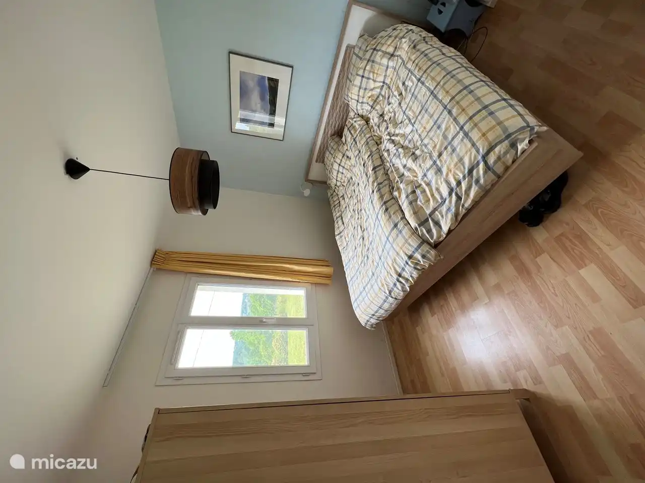 Erstes Schlafzimmer im Erdgeschoss mit angrenzendem Badezimmer