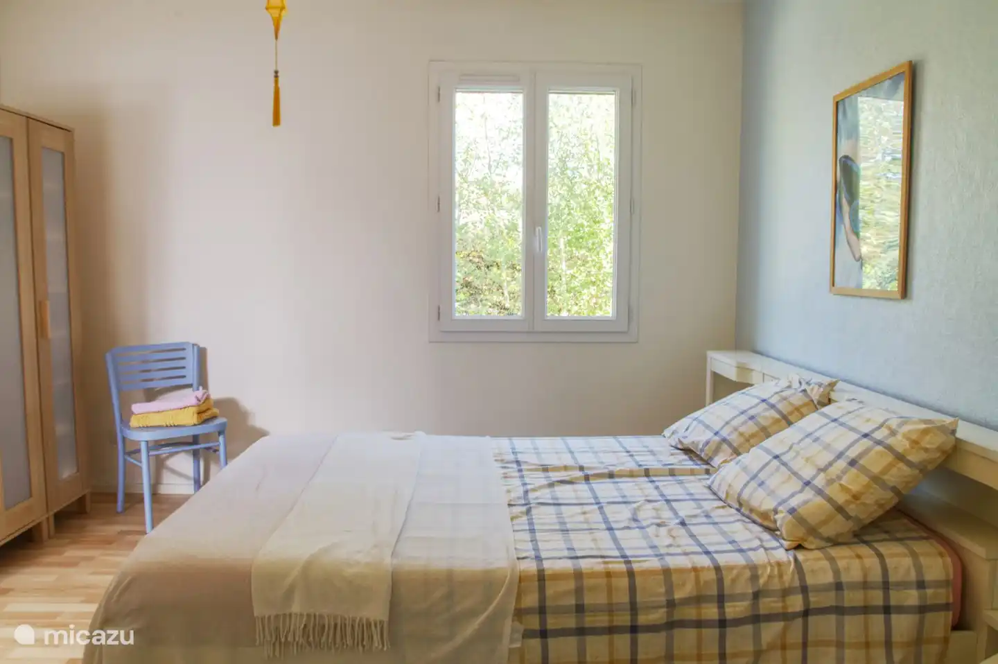 Erstes Schlafzimmer mit angrenzender Dusche, Badewanne und WC.