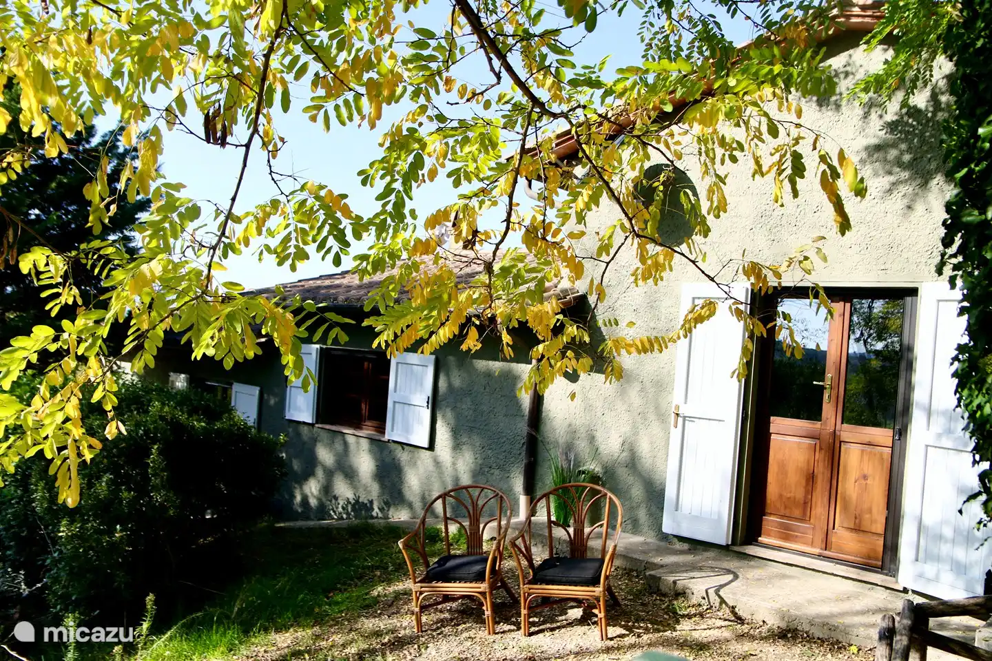 Al frente, con puertas de jardín desde el segundo dormitorio y terraza privada.