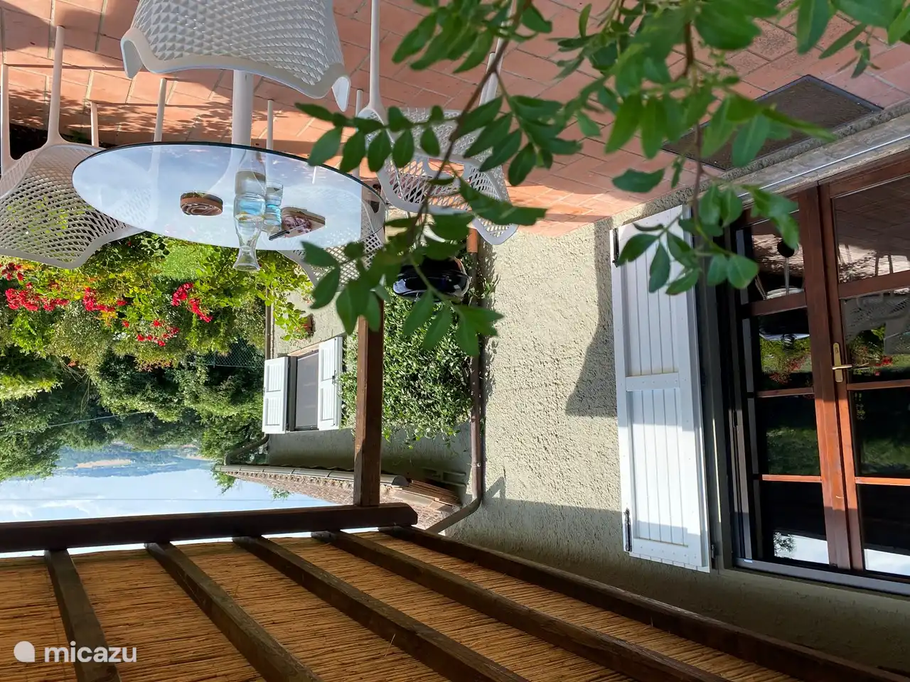 Pérgola rodeada de flores