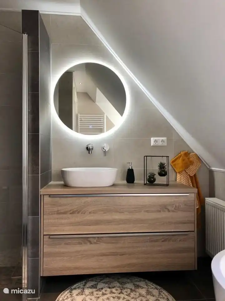 Waschtisch mit Spiegelbeleuchtung und Spiegelheizung