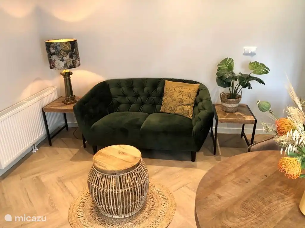 Sitzecke mit Smart-TV-Internetverbindung und WLAN