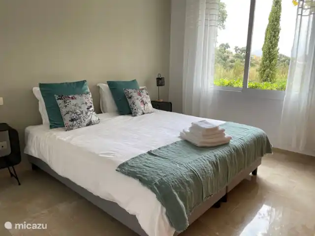 Luxueus appartement The Oakhill huren in Spanje, Andalusië, Ojén - appartement De tweede slaapkamer met tweepersoonsbed, vaste kasten en fantastisch uitzicht