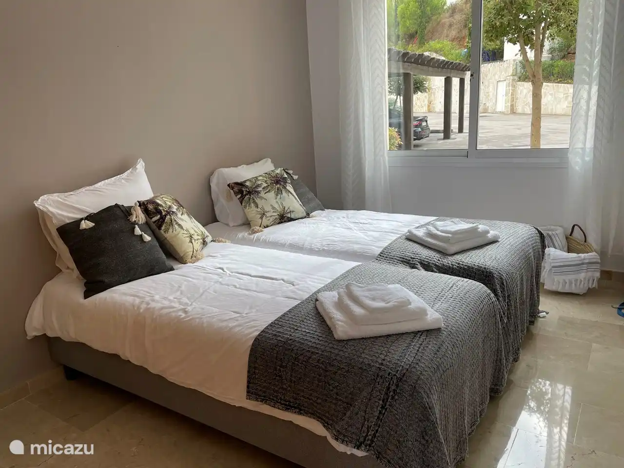 El tercer dormitorio con dos camas individuales se puede reservar opcionalmente.