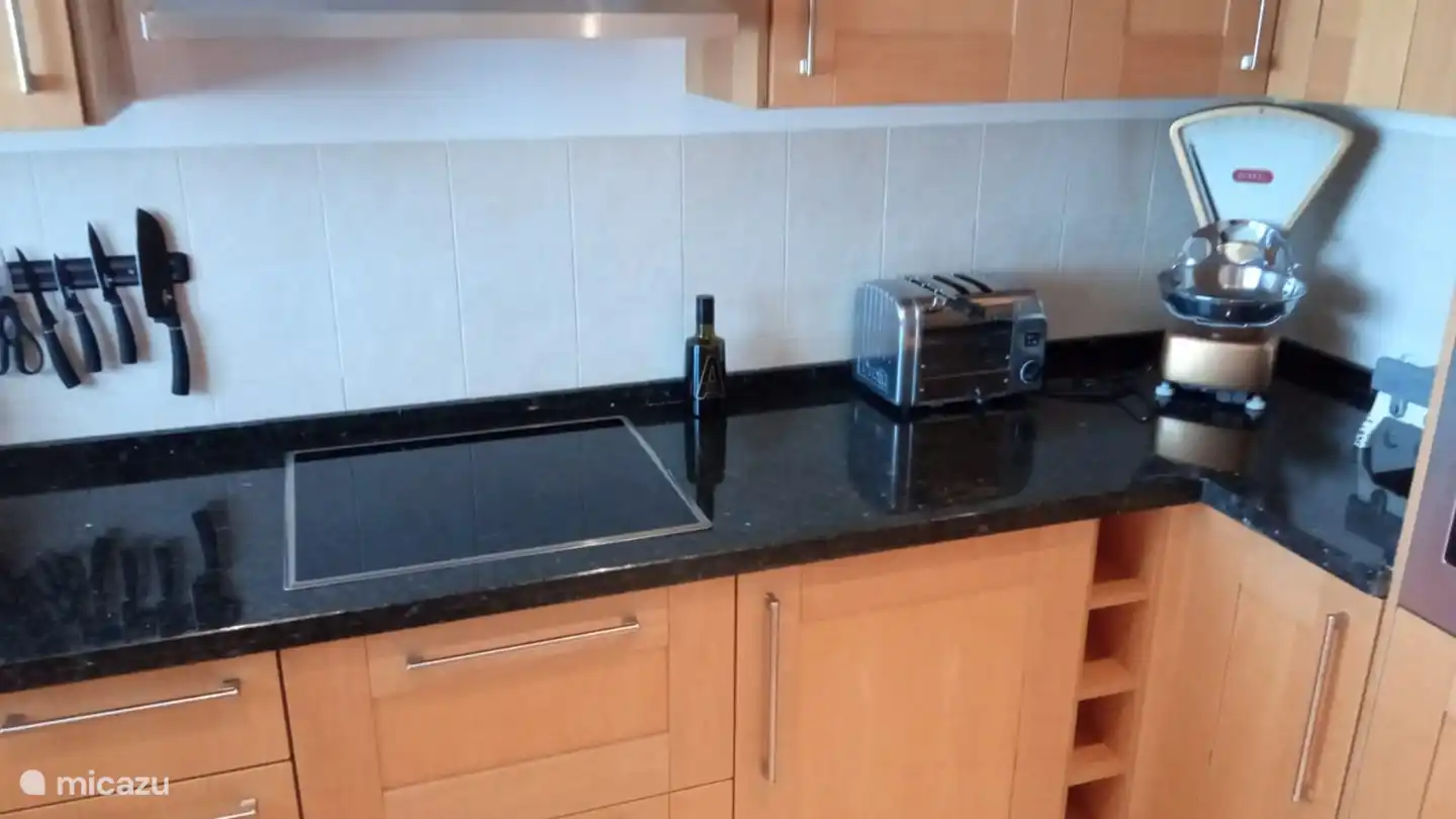 La cocina, con placa de inducción